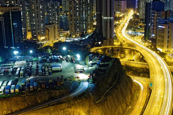 Movimentada noite de tráfego em finanças urbanas — Fotografia de Stock