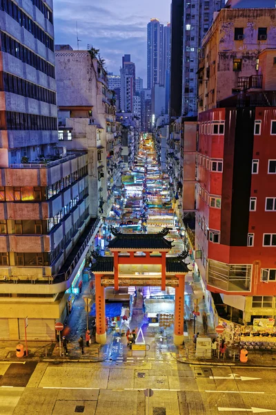 HONG KONG, CHINA - DECEMBER 27, 2015: Crowded people walk through the — Stock Photo, Image