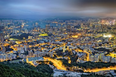 Geceleyin Hong Kong şehir manzarası