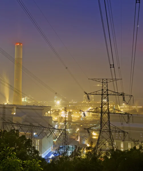 Σταθμός παραγωγής ηλεκτρικού ρεύματος το βράδυ με καπνό — Φωτογραφία Αρχείου