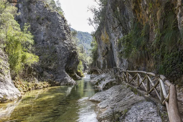 Пешеходная тропа реки Бороса в горном хребте Сьерра-Касорла — стоковое фото