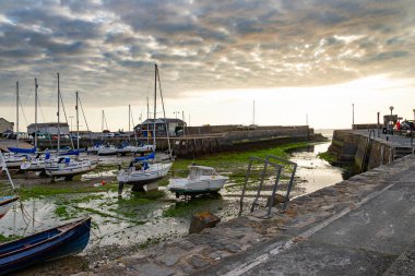 Aberaeron Limanı sular çekildiğinde, Ceredigion, Galler, İngiltere