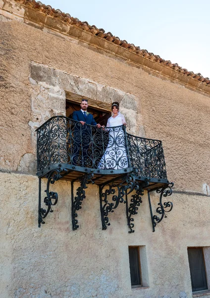 Bruid en bruidegom op het balkon — Stockfoto