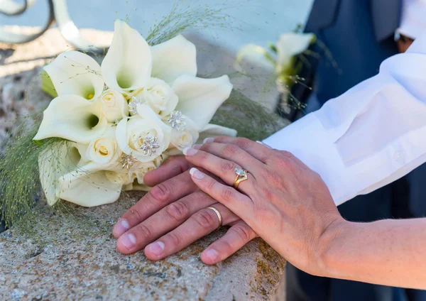 Alianças de casamento de noiva e noivo — Fotografia de Stock