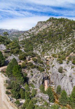 Dağ geçidi Barranco Valentin Guazalamanco Nehri yakınında