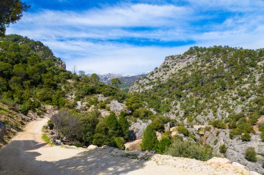 Dağ geçidi Barranco Valentin Guazalamanco Nehri yakınında