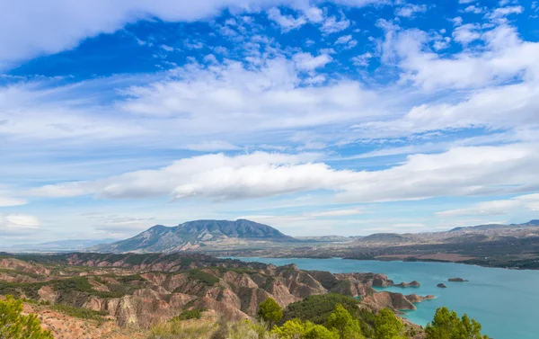 Vista do Lago Negratin olhando para o Monte Jabalcon , — Fotografia de Stock