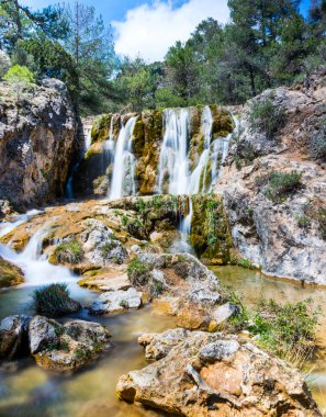 Şelale üzerinde nehir Gazalamanco
