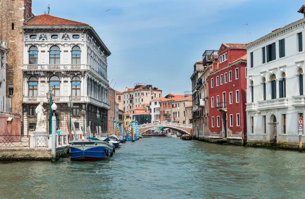 1. vista um canal lateral fora o Grande Canal de Veneza — Fotografia de Stock