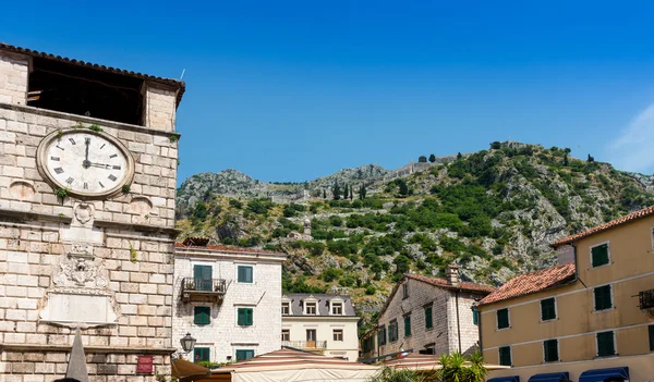 Vecchia torre dell'orologio Trg Od Oruja Square — Foto Stock