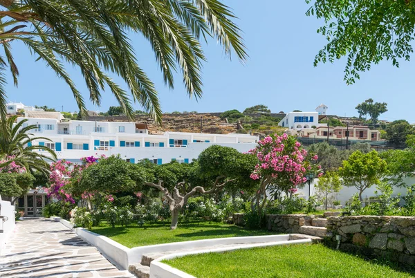 Jardín de flores cerca del Puerto Viejo Mykonos — Foto de Stock