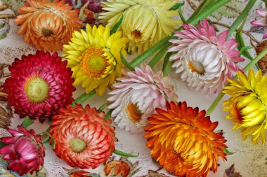 Renkli hasır çiçek aranjman