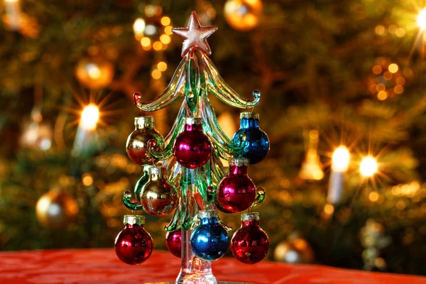 装饰玻璃圣诞树在圣诞树前 — 图库照片
