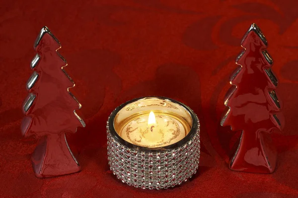 Decoración de mesa de Navidad con decoración Árboles de Navidad, candelabro y vela de té — Foto de Stock