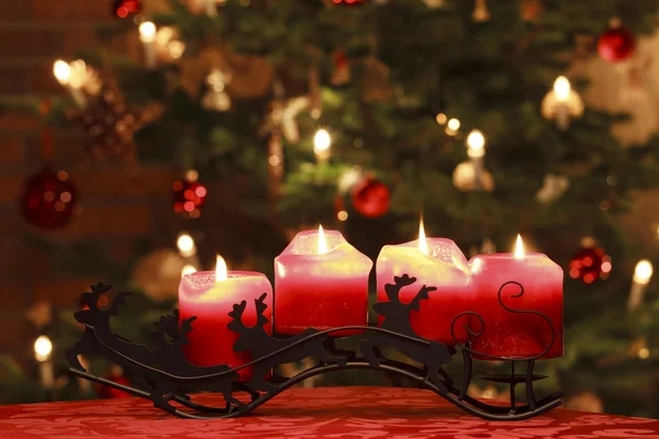 Adventskerzen vor dem Weihnachtsbaum — Stockfoto