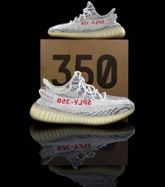 Pavia, İtalya - 2 Ekim 2020: Adidas Yeezy Boost 350 