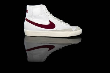 Pavia, İtalya - 2 Ekim 2020 Nike Blazer 77 model Vintage ayakkabı, stüdyo çekimi