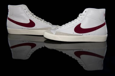 Pavia, İtalya - 2 Ekim 2020: Nike Blazer 77 model Vintage ayakkabılar, stüdyo çekimi