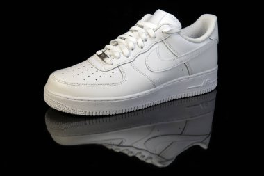 Pavia, İtalya - 2 Kasım 2020: Nike Air Force One Ayakkabı Stüdyosu