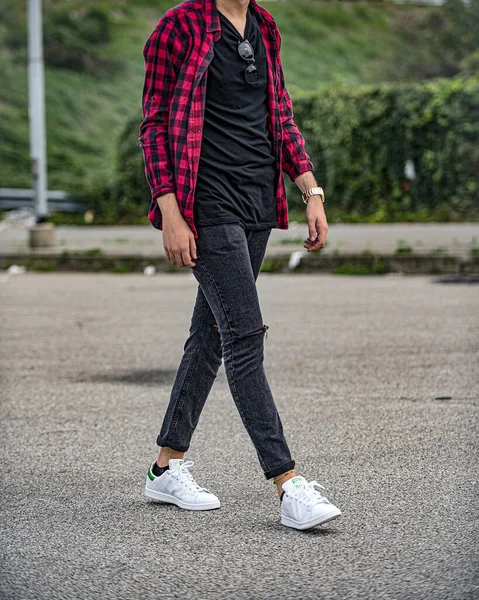Mediolan Włochy Października 2017 Młody Człowiek Noszący Piasek Adidas Stan — Zdjęcie stockowe
