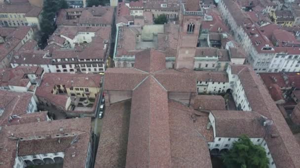 Drohnenaufnahme der mittelalterlichen Stadt Pavia in Italien — Stockvideo