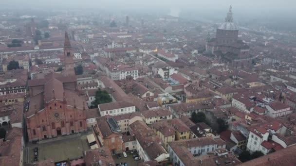 Pandangan Drone tentang kota abad pertengahan Pavia di Italia — Stok Video