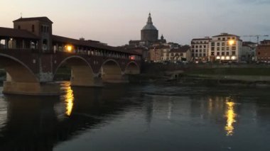 Pavia, İtalya 'nın klasik silueti. Ticino Nehri 'ndeki eski köprü ve öğleden sonra Kubbe' de.