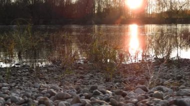 İtalya, Pavia 'daki Ticino nehrinden geçen küçük bir motorlu tekne.