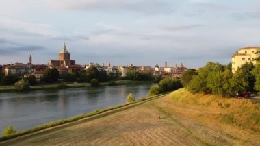 Pavia, İtalya 'nın altın saatindeki klasik manzarası