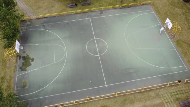 Baloncesto patio vista avión no tripulado — Vídeos de Stock