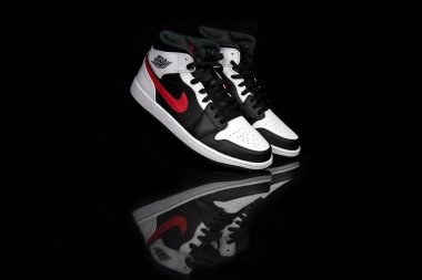 Pavia, İtalya - 2 Kasım 2020: Nike Jordan 1 Siyah Şili Kırmızı Beyaz Ayakkabı Stüdyosu
