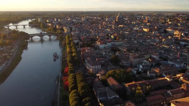 Pavia, Italië, bij zonsondergang, uitzicht op de drone — Stockvideo