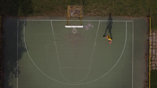 Basketbolcu Sahada Atıştan Unu Basket Sahasında Atıyor — Stok video