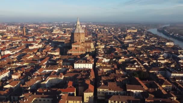 イタリアの中世都市パヴィアのドローンビュー ティチーノ川と旧市街を飛んで — ストック動画