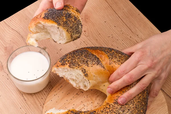Tarwe brood met maanzaad en melk — Stockfoto