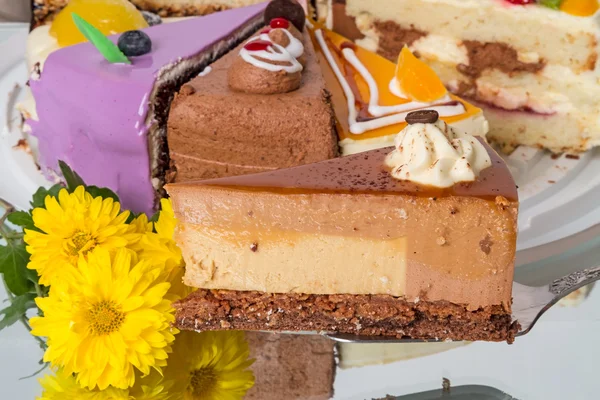 Pedazo de pastel con café y flor amarilla — Foto de Stock