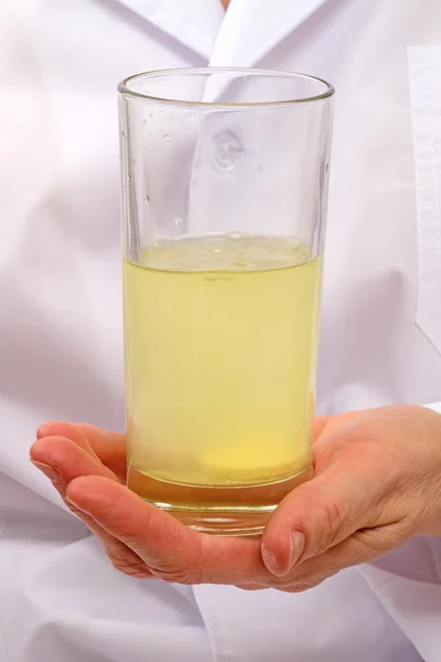 Dissolving a tablet in a glass of water — Stock Photo, Image