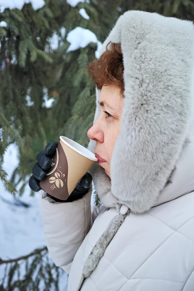 Vrouw die koffie drinkt — Stockfoto