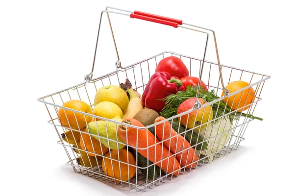 Cesta de compras com comida em um branco — Fotografia de Stock