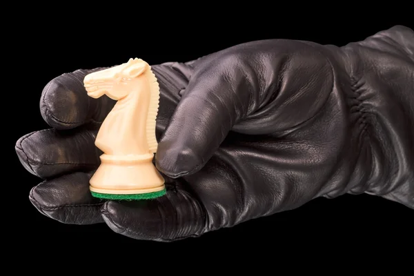 Schwarze Handschuhe und weißer Schachritter — Stockfoto