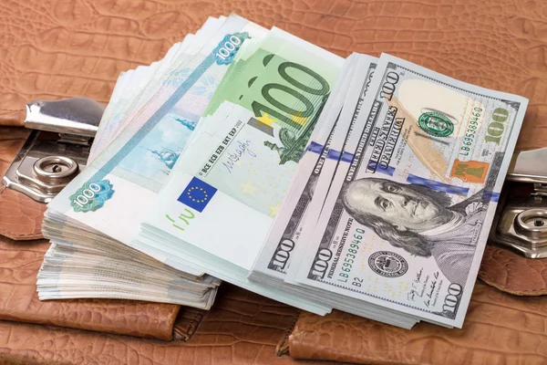 Stapel papieren geld en werkmap — Stockfoto