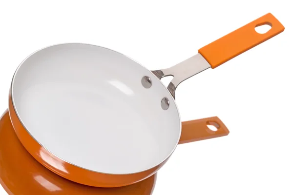 Оранжевая сковорода на белом — стоковое фото