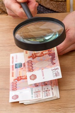 Rus kağıt para ve Büyüteç