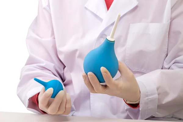 Врач с грушей. Как доктор делает клизму. Медсестра с кружкой эсмарха. Клизма красивой девушке. Медик с клизмой.