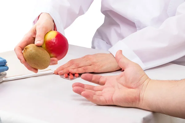 Doctor suggests vitamins — Stock Photo, Image