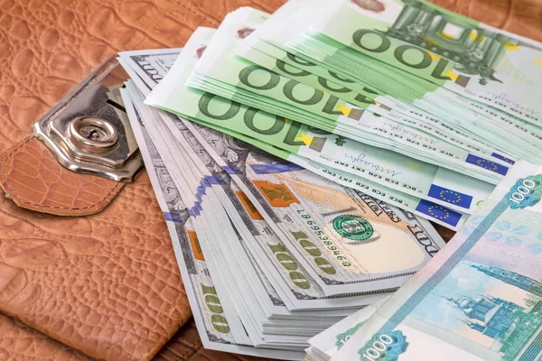 Stapel papier geld op portefeuille — Stockfoto