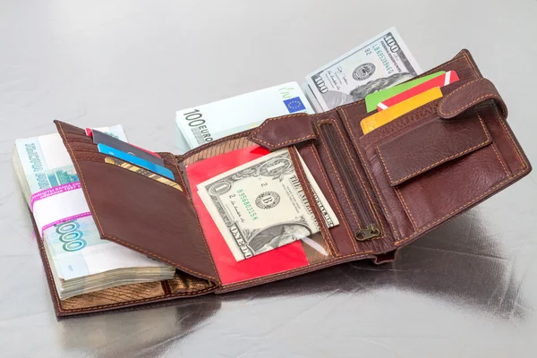 Кошелек с деньгами и кредитными картами — стоковое фото