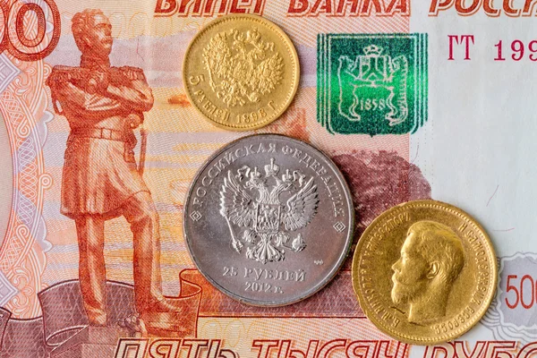 Monedas rusas en billetes — Foto de Stock