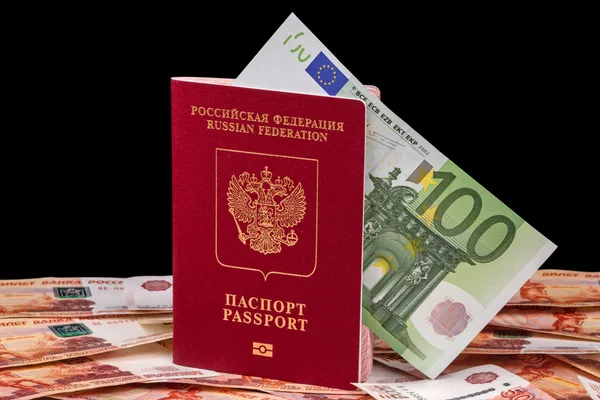 Pasaporte ruso y 100 euros — Foto de Stock