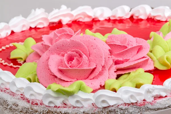 Κέικ με μεγάλα τριαντάφυλλα στην κρέμα — Φωτογραφία Αρχείου